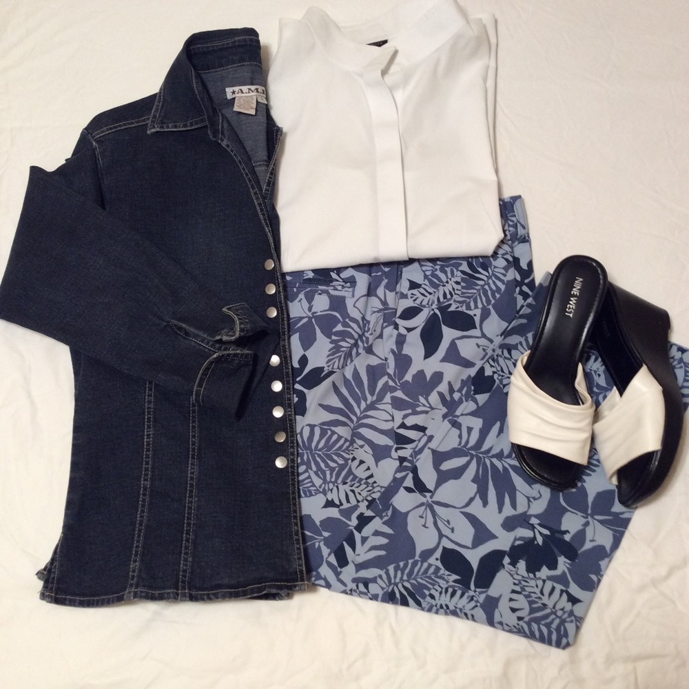 Old Navy Blue Floral Cropped / Capri Pants Size 2